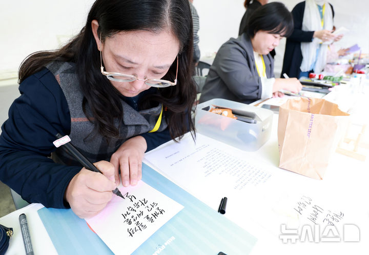 '날개를 활짝 펴고, 세상을 자유롭게 날거야'
