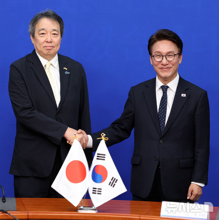 악수하는 김민석 더불어민주당 대표-미즈시마 고이치 주한일본대사
