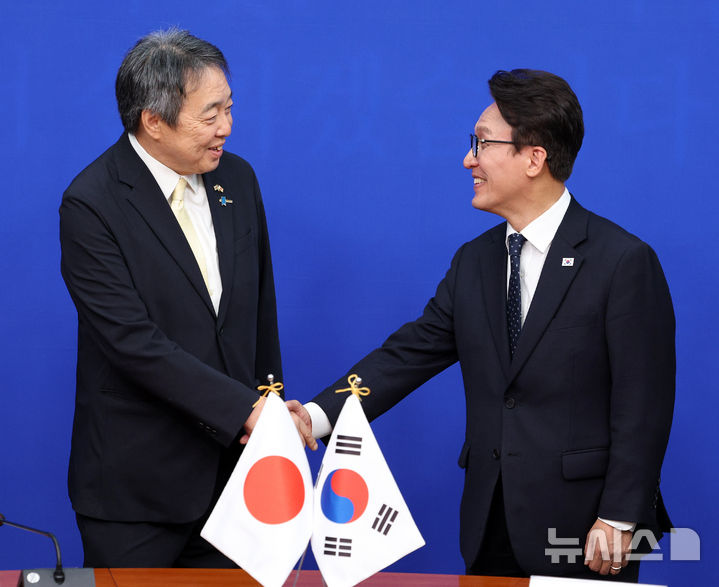 악수하는 김민석 더불어민주당 대표-미즈시마 고이치 주한일본대사