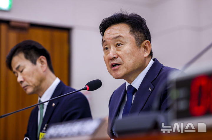 의원에게 답변하는 최인호 HUG 사장
