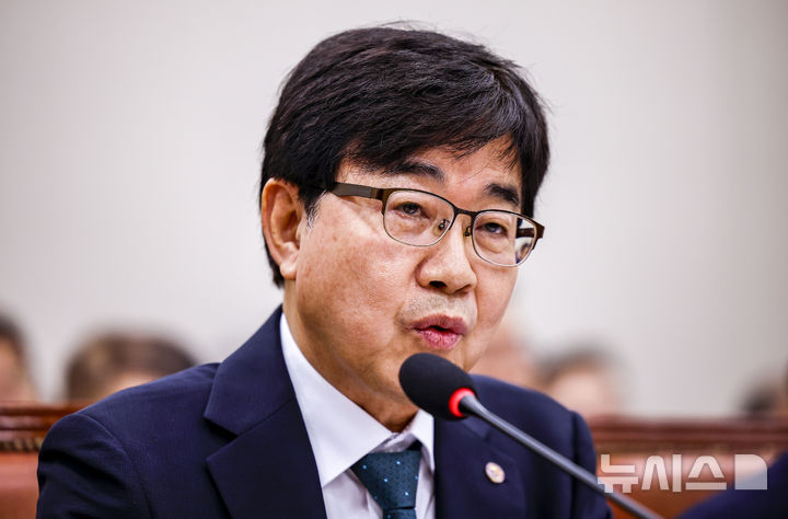 답변하는 인태연 소상공인시장진흥공단 이사장