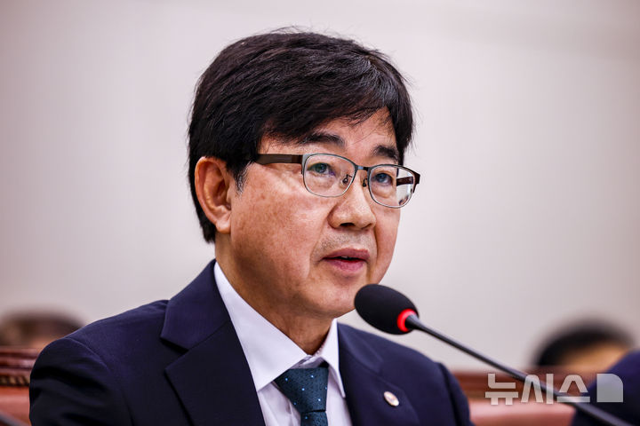 답변하는 인태연 소상공인시장진흥공단 이사장