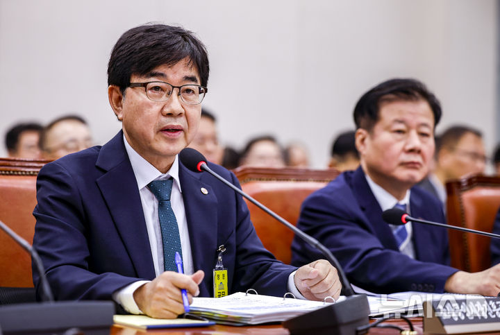 답변하는 인태연 소상공인시장진흥공단 이사장