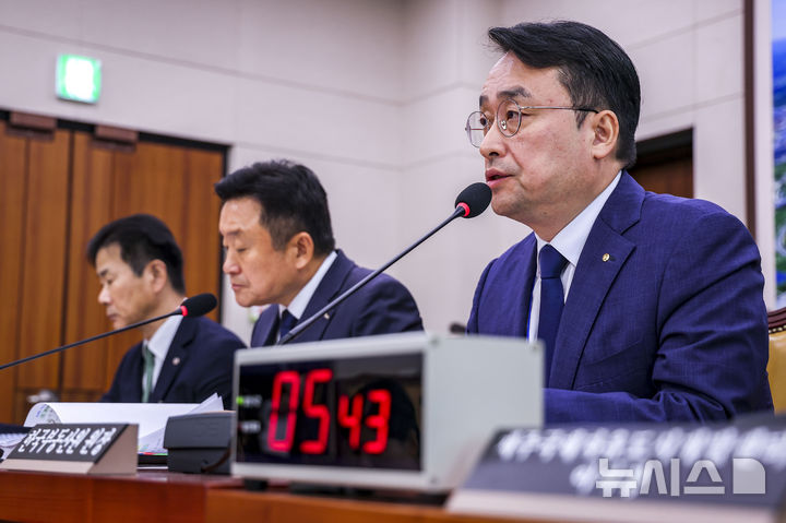질문 듣는 이헌욱 한국부동산원 원장