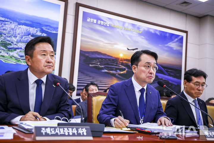 질문 듣는 이헌욱 한국부동산원 원장