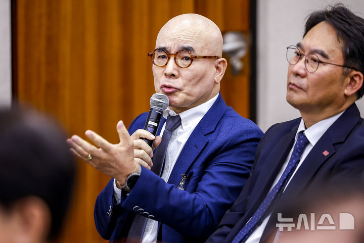 답변하는 박마루 장애인기업종합지원센터 이사장