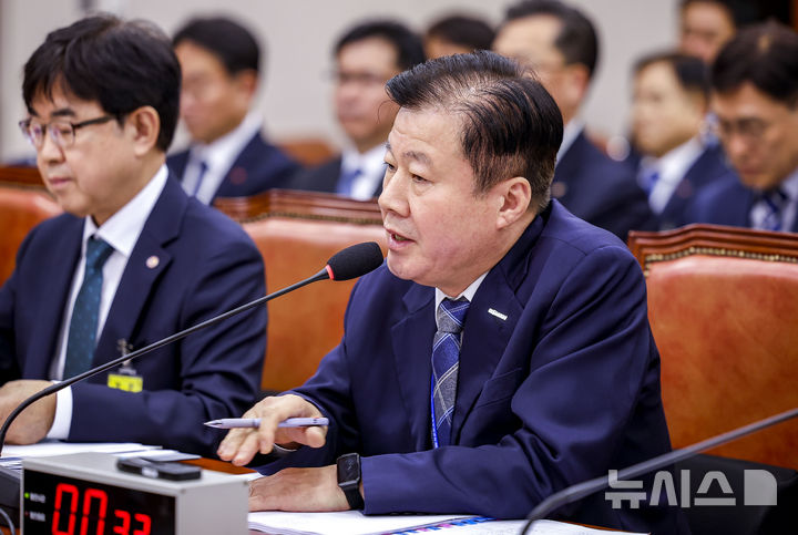 답하는 강석진 중진공 이사장