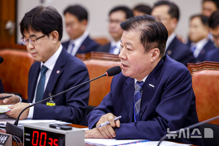 답하는 강석진 중진공 이사장