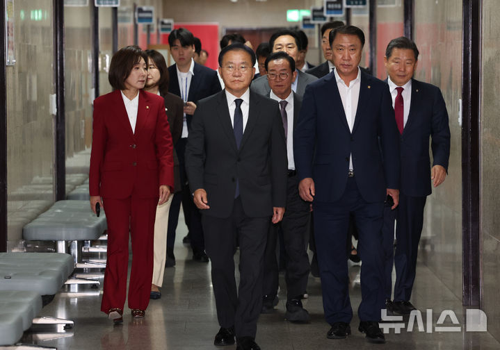 국정감사 중단하고 이동하는 국민의힘 기후노동위 위원들