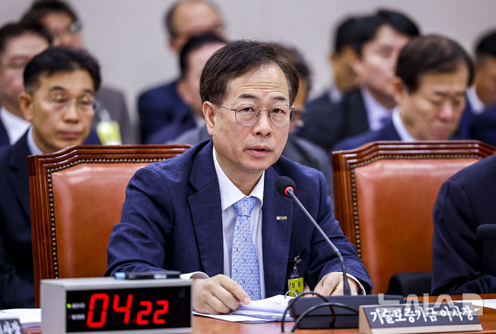 질문에 답하는 권형택 기술보증기금 이사장