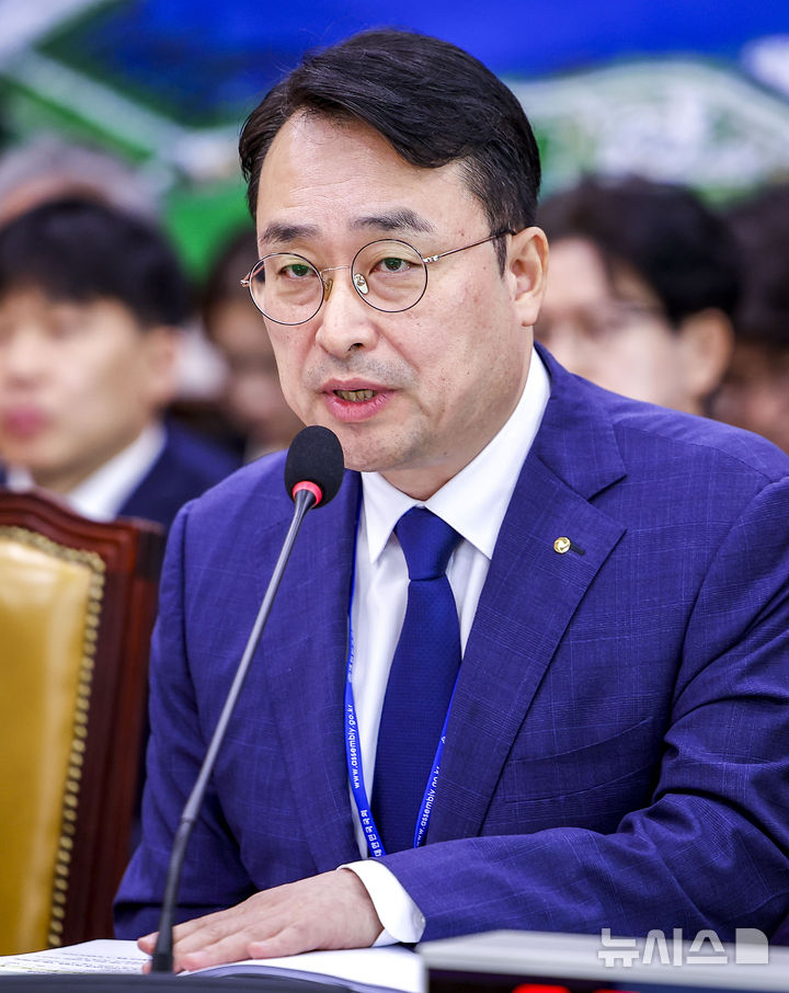 답하는 이헌욱 원장
