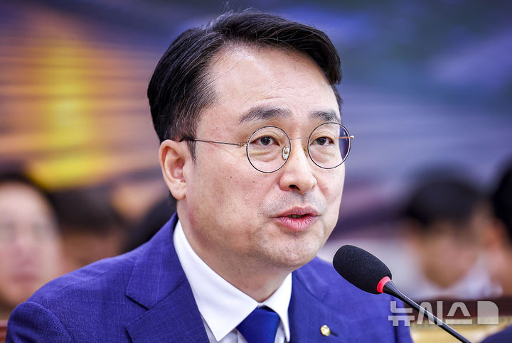 답하는 이헌욱 원장