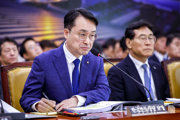 답하는 이헌욱 원장