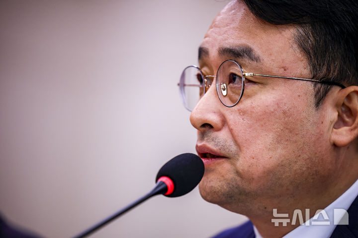답변하는 이헌욱 한국부동산원 원장