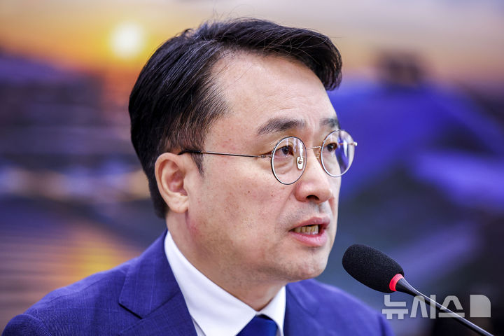 답변하는 이헌욱 한국부동산원 원장