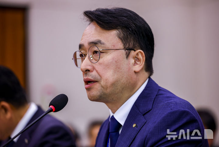 질문에 답하는 이헌욱 한국부동산원 원장