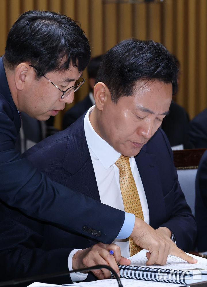 자료 검토하는 오세훈 시장