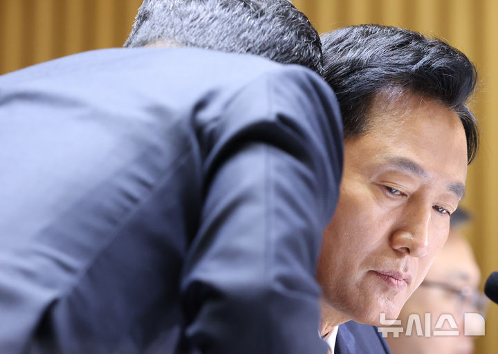 대화하는 오세훈 서울시장