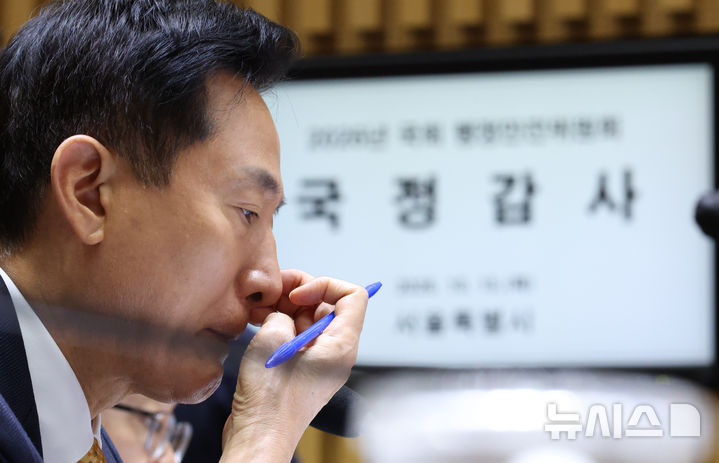 얼굴 만지는 오세훈 서울시장