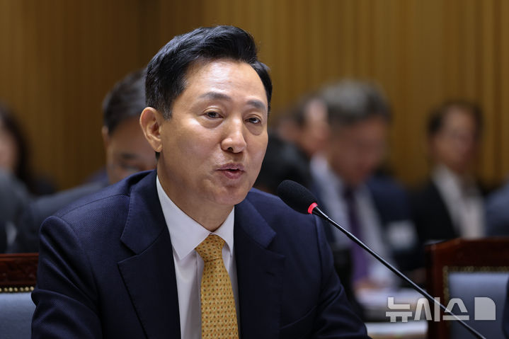 의원 질의 답변하는 오세훈 서울시장