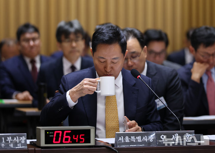 물 마시는 오세훈 시장