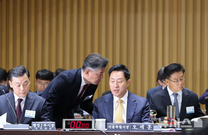 정무부시장과 대화하는 오세훈 서울시장