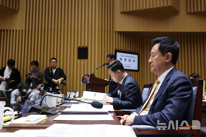 생각에 잠긴 오세훈 서울시장