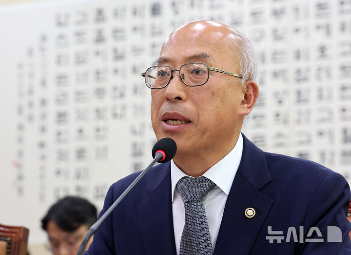 질의 답변하는 조원철 법제처장