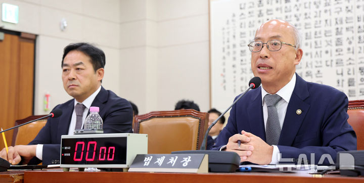 국정감사 질의 답변하는 조원철 법제처장