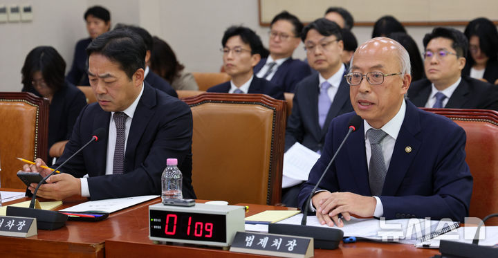 국정감사 질의 답변하는 조원철 법제처장