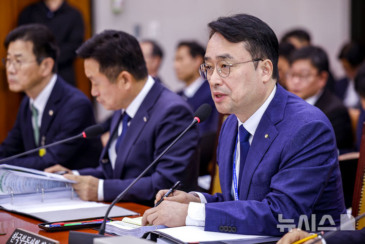 질문에 답하는 이헌욱 한국부동산원 원장