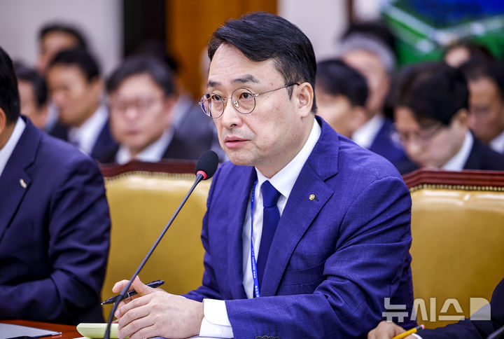 질문에 답하는 이헌욱 한국부동산원 원장