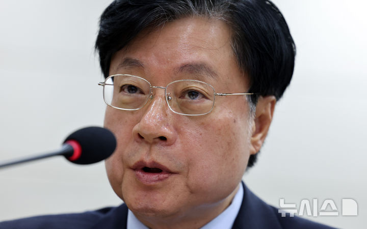 국정감사 질의에 답하는 김형철 한국지능정보사회진흥원장