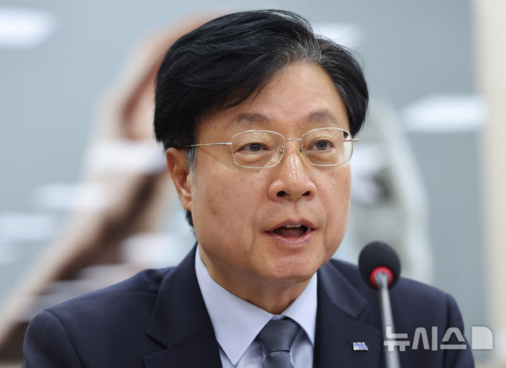 국정감사 질의에 답하는 김형철 한국지능정보사회진흥원장