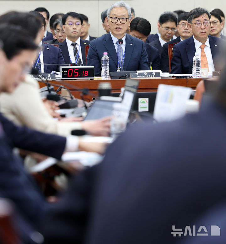 국정감사 질의에 답하는 이상중 한국인터넷진흥원장