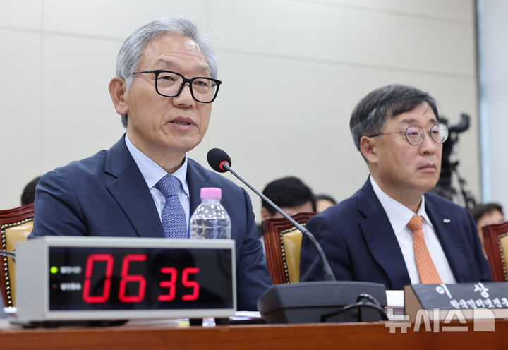 국정감사 질의에 답하는 이상중 한국인터넷진흥원장