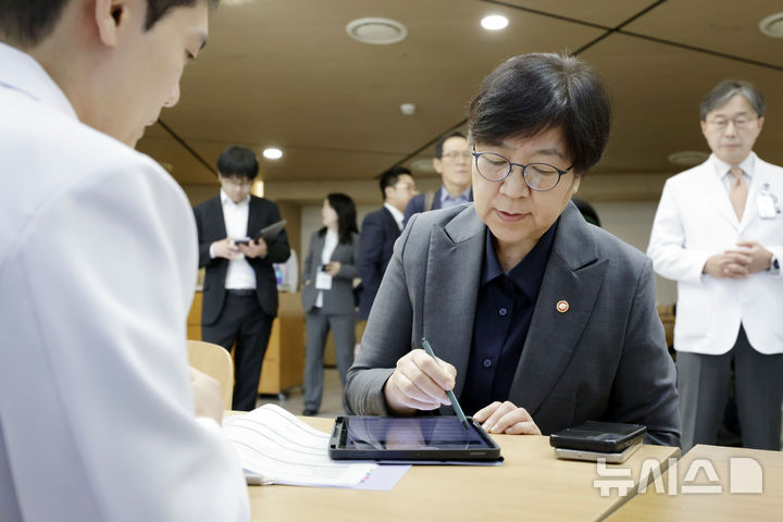 바이오 데이터 기증 행사 참석한 정은경 장관