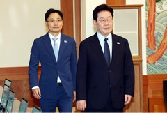 임광현 신임비서실장과 함께 입장하는 이재명 대통령