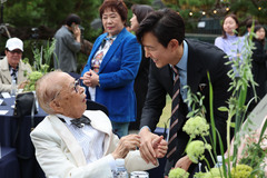 이정재와 인사 나누는 신영균
