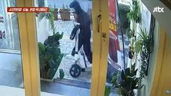 매장 앞 입간판 들이받은 킥보드 탄 남성…사과할 줄 알았는데 도주