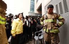 눈물 흘리는 소방관