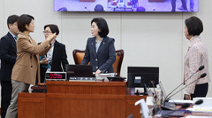 교육위, '제자 강제추행 혐의' 경기대 전 총장 동행명령장 발부
