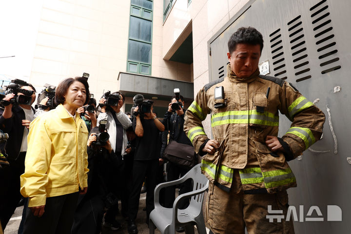 '부천 도장공장 화재' 소방관 등 7명 부상… 추미애 "치료·회복 만전 기할 것" [뉴시스Pic]