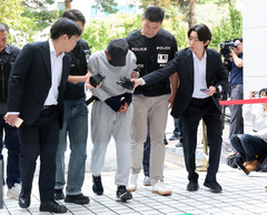 법원 도착한 흉기난동 피의자