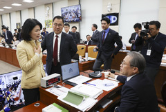 與 "국힘, 이진숙 이해충돌 감싸며 국감 파행…감사 책무 훼손"