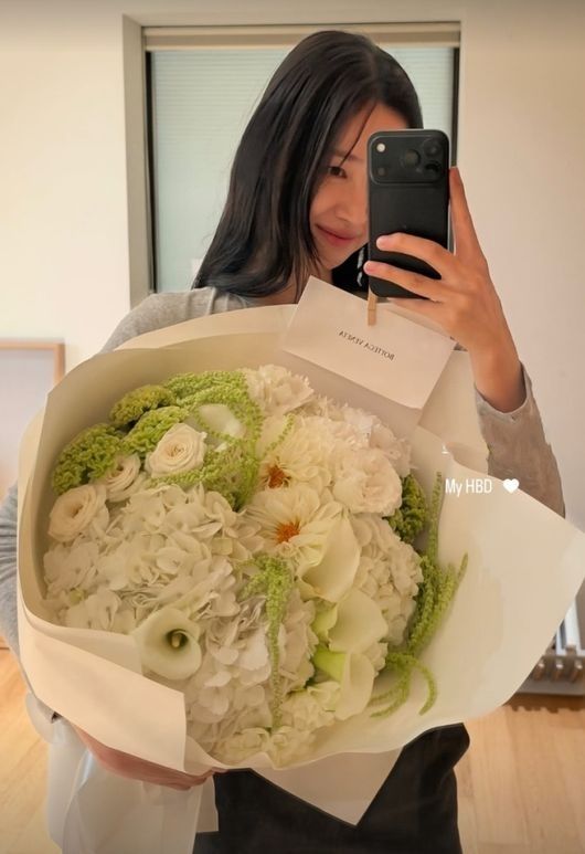 차정원, 결혼 발표 후 근황…꽃다발 받았다