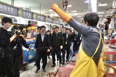 자갈치시장 찾은 김민석 대표