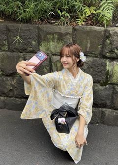 블랙핑크 리사, '유카타 셀카'로 日 여행 근황 공개…슬림 몸매 비법은