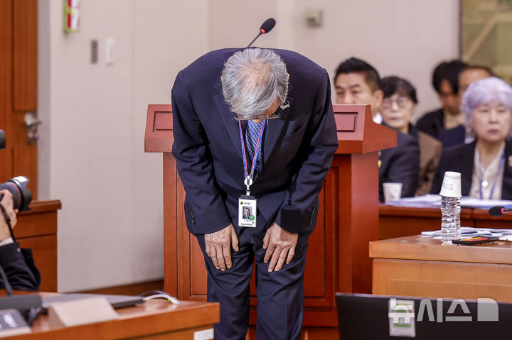 친일파 글씨 추천 논란에 고개 숙인 유홍준 "저의 중대한 불찰" [뉴시스Pic]