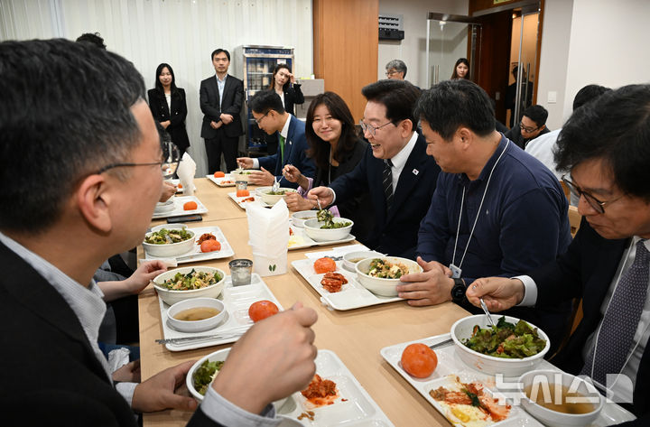 이재명 대통령, 춘추관 예고 없이 방문…출입기자들과 90분 소통 [뉴시스Pic[